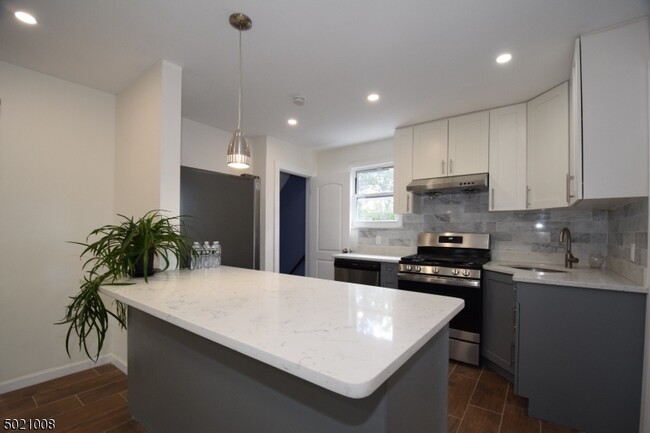 Building Photo - 18 Baltusrol Way