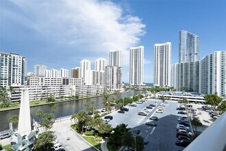 Building Photo - 300 Bayview Dr