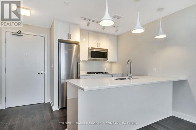 Building Photo - 530-530 De Mazenod Ave