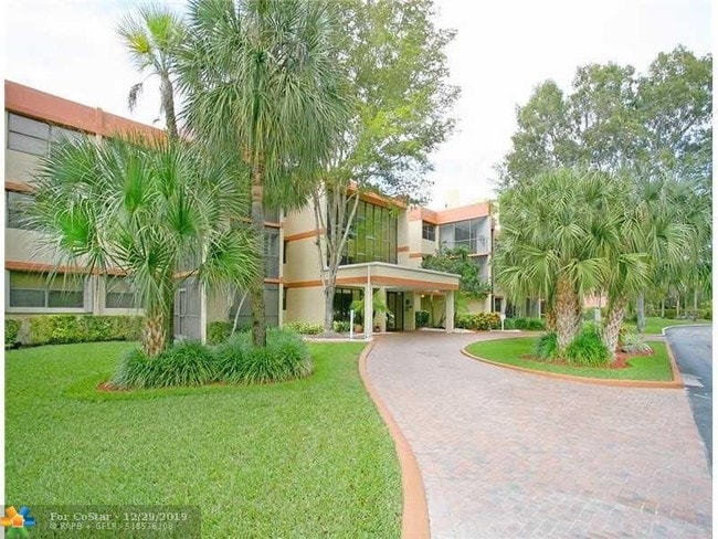 Building Photo - 16475 Golf Club Rd