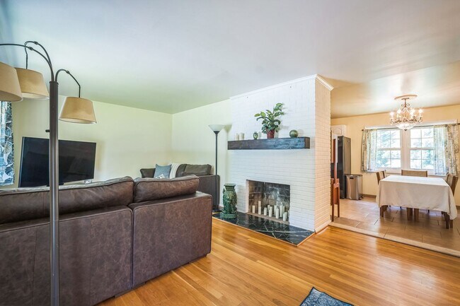 Building Photo - Charming 4 Bedroom Brick Home - Ideal Loca...