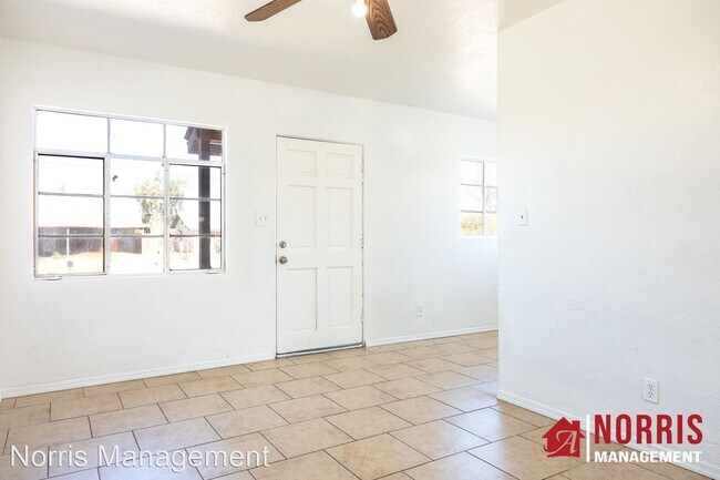 Building Photo - 1 br, 1 bath House - 215 E 9th St