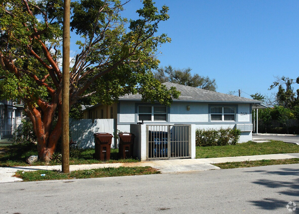 Building Photo - 2435 Pierce St