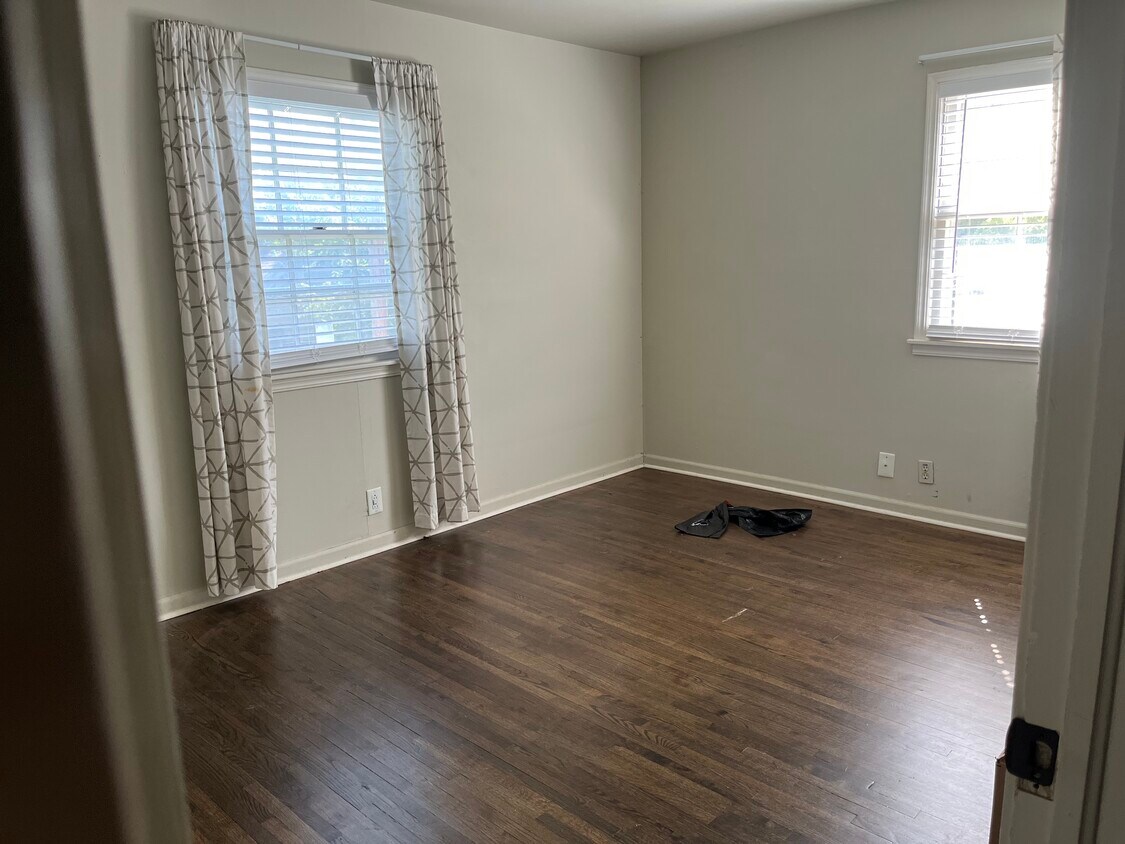 bedroom available for rent- 13.5x10 ft - 3751 S Braden Pl