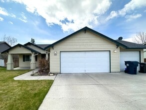 Building Photo - 940 NW Oak Ln
