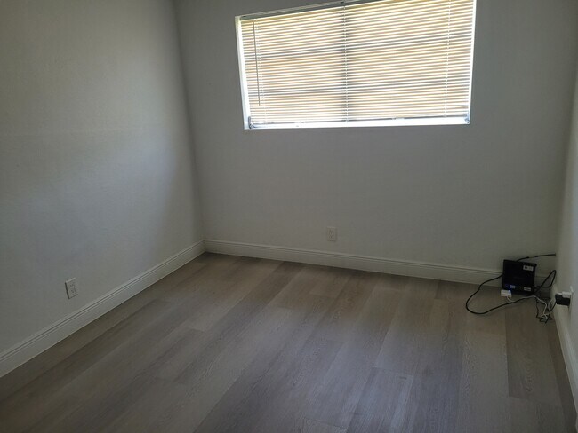Building Photo - 711 SW 30th Ave