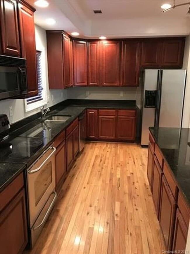 Building Photo - Now Renting charming  2 bedroom 2.5 bath t...