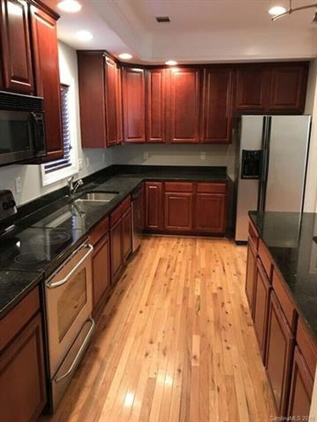 Foto del edificio - Now Renting charming  2 bedroom 2.5 bath t...