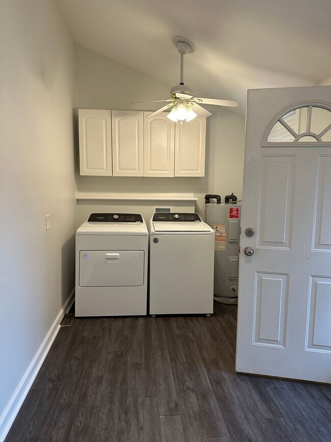 Foto del edificio - This spacious 2 bedroom home has an airy feel. Located in a neighborhood minutes from downtown an...