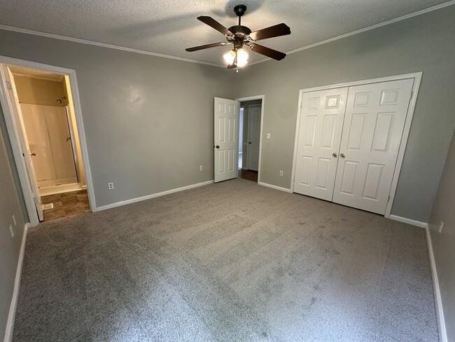 Building Photo - Great 3 bedroom 2 bath ranch home! AVAILAB...