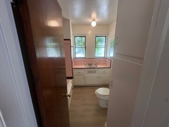 Foto del edificio - Bright 2 Bedroom Duplex in the Heart of Fu...