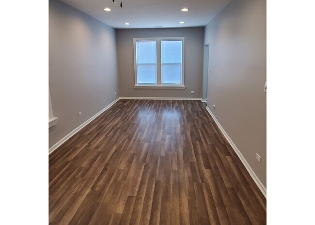Foto del edificio - 4920 W Potomac Ave