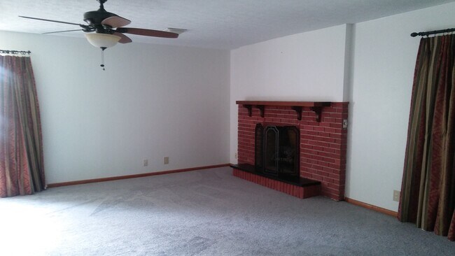 Sala de estar con chimenea y leños decorativos. - 2 Harris Rd