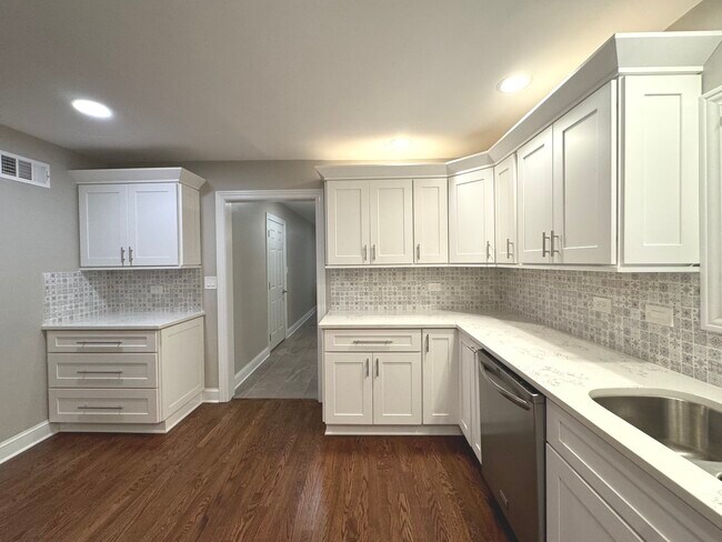 Foto del edificio - 22W689 Elmwood Dr