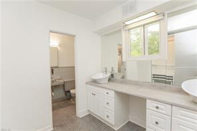 Building Photo - 4 BED/3 BATH LOCATED IN A WATERFRONT COMMU...