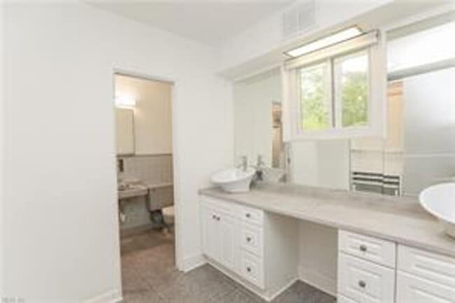 Building Photo - 4 BED/3 BATH LOCATED IN A WATERFRONT COMMUNITY!