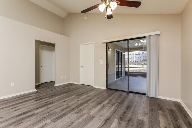 Building Photo - 585 Conure St