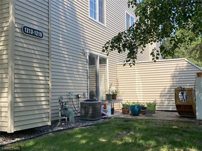 Building Photo - 1213 Pecks Woods Dr
