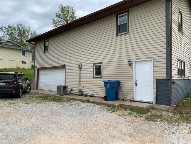 Building Photo - MOVE IN SPECIAL 1/2 off first month rent A...