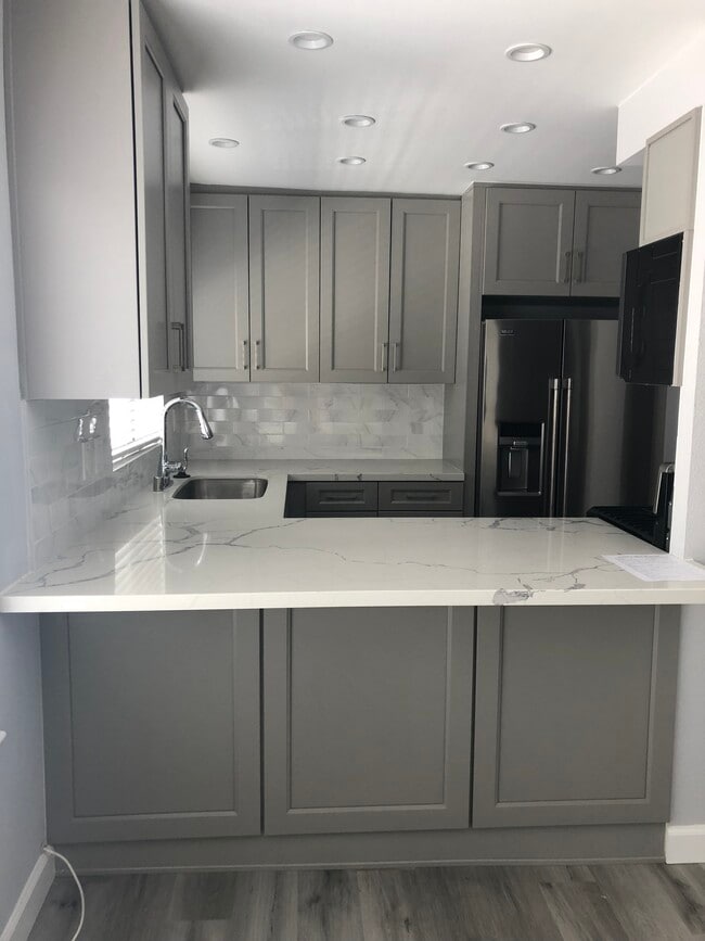 Building Photo - 10926 Bluffside Dr