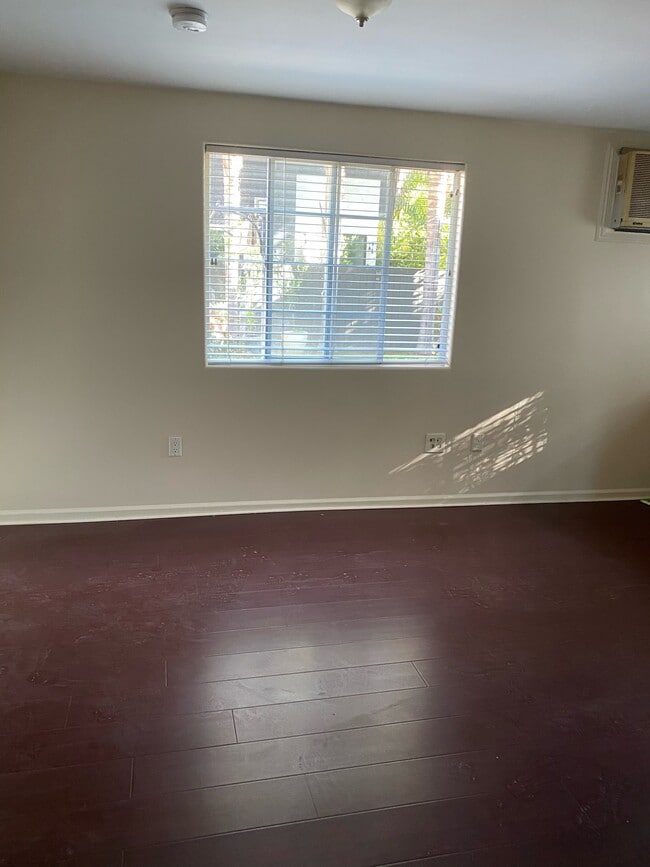 Building Photo - 364 N San Vicente Blvd