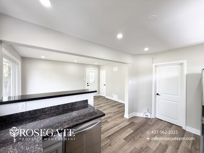 Photo du bâtiment - Spacious 3-Bedroom Main Level Apartment with Shared Laundry – Scarborough
