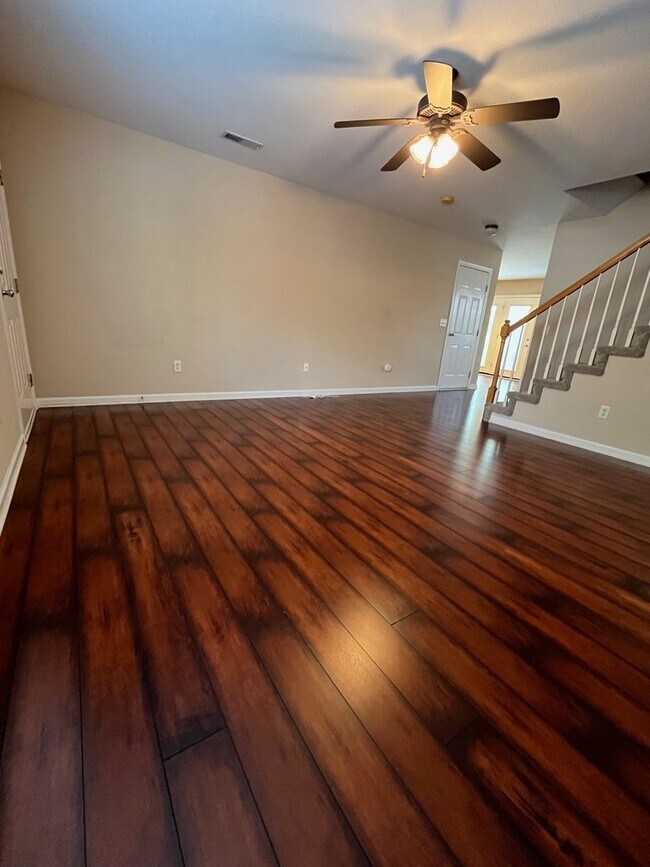 Building Photo - Knoxville 37923 - 2 bedroom, 2.5 Condo - C...