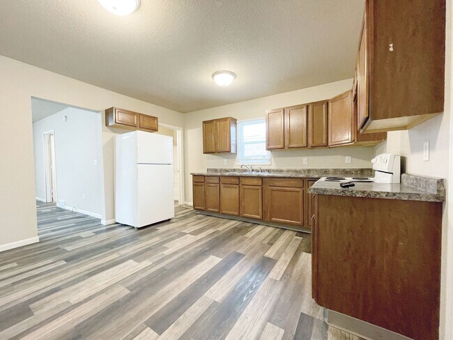 Building Photo - Quaint 3 Bedroom in NW Minot