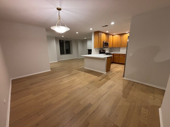 Dining/ living area , kitchen - 917 S Laflin St