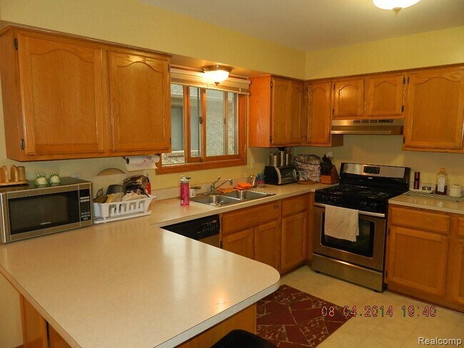 Building Photo - 2209 Camelot Dr