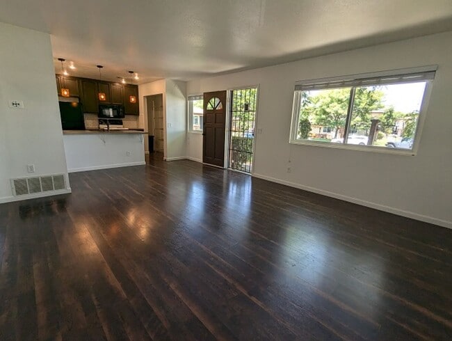 Building Photo - 2 Bedroom-1 Bathroom Condo in Santee (Tras...