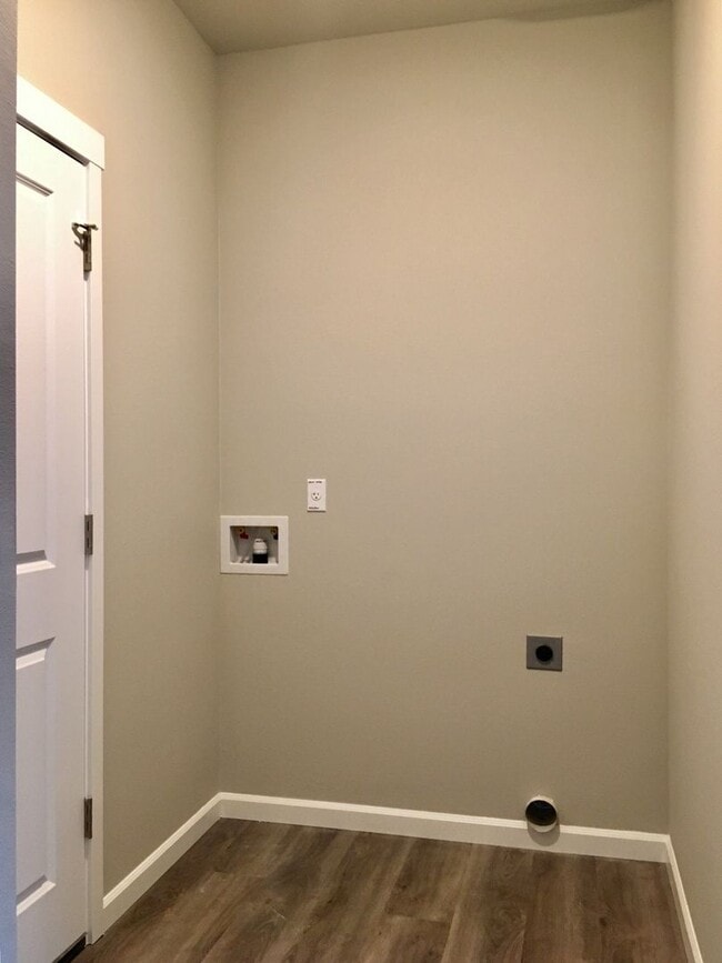 Building Photo - Well-Appointed 4BR/2.5BA Home with Spacious Living Areas & Modern Kitchen