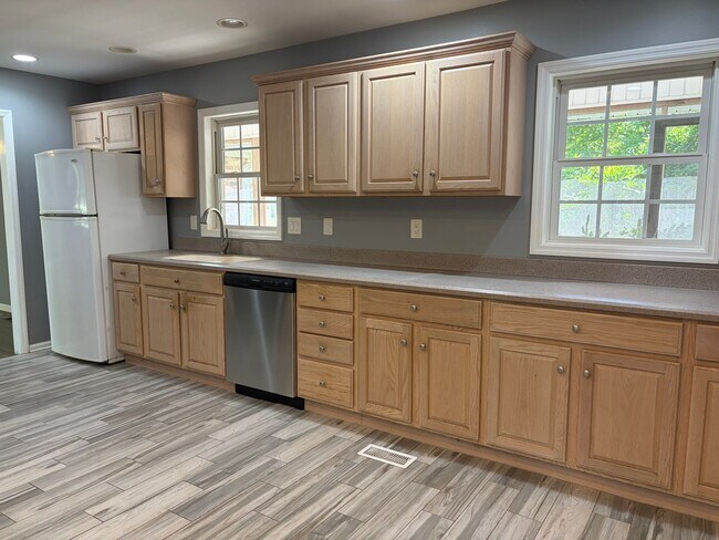 Lovely 3 Bedroom, 2 Bath House with 2-Car Garage in Athens, GA - Lovely 3 Bedroom, 2 Bath House with 2-Car Garage in Athens, GA