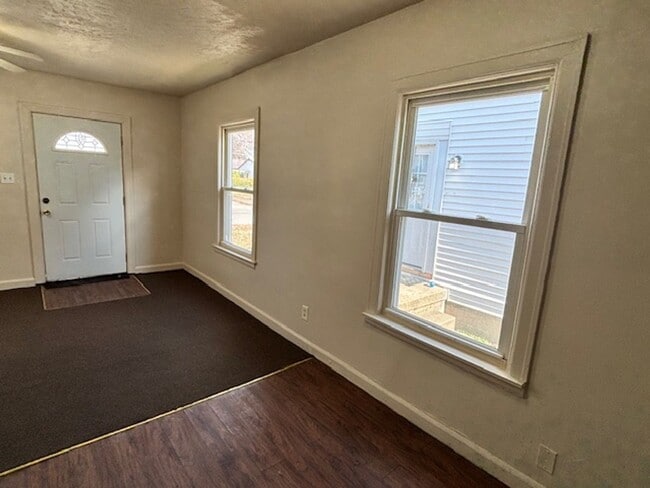 Building Photo - 925 Stanley Ave