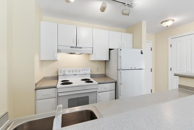 Building Photo - 591 Beacon St