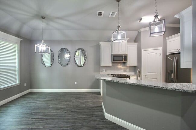 Building Photo - Coming Soon! Stunning 3 Bed 2 Bath Home on...