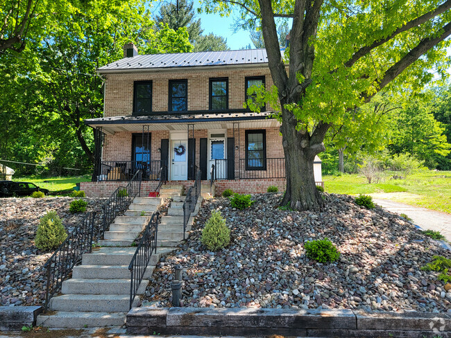 Building Photo - 622 E Main St