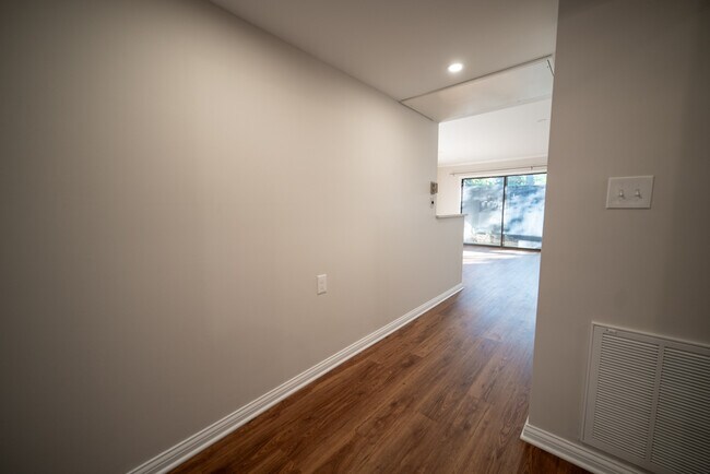 Foto del edificio - 750 Shaker Dr