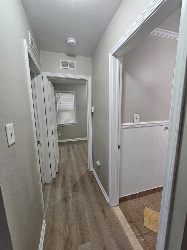 Foto del edificio - 3 Bedroom Large Bungalow w/ Attached 2 Car...
