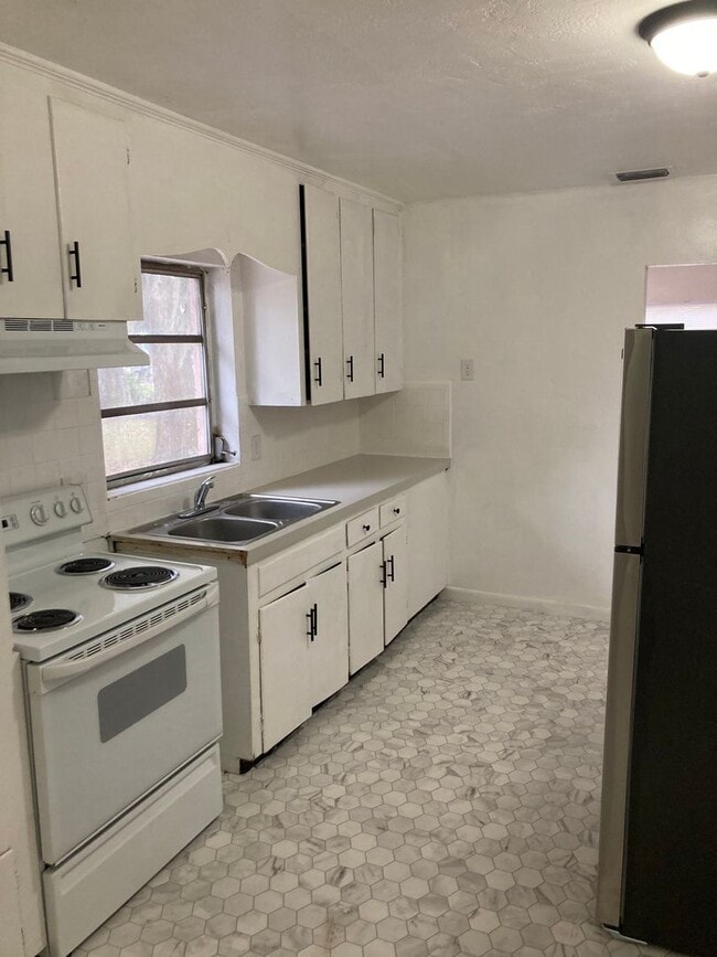 Building Photo - 3 Bed 1 Bath | Carport | Washer/Dryer Hook...