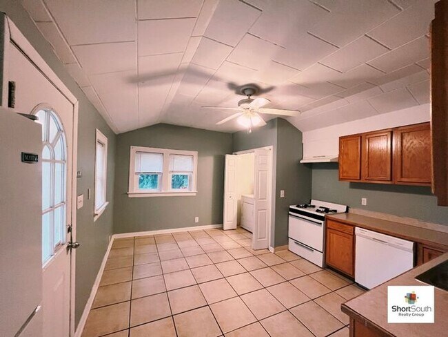 Building Photo - 4 bed 2 bath Single Family Home