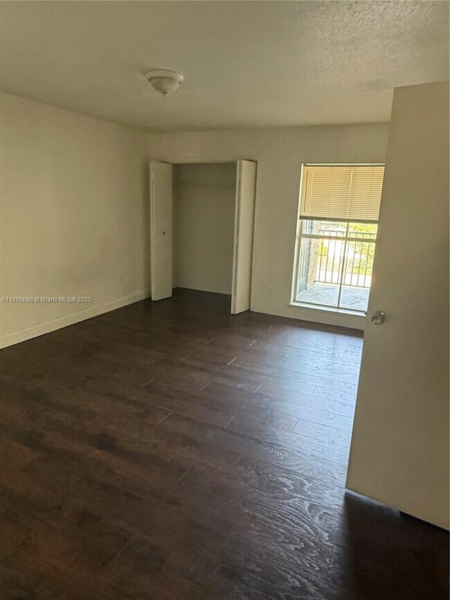 Foto del edificio - 833 Riverside Dr