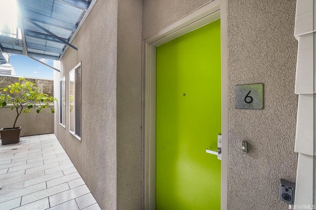 Building Photo - Lovely 2 Bed, 2 Bath Mission Condo w Parki...