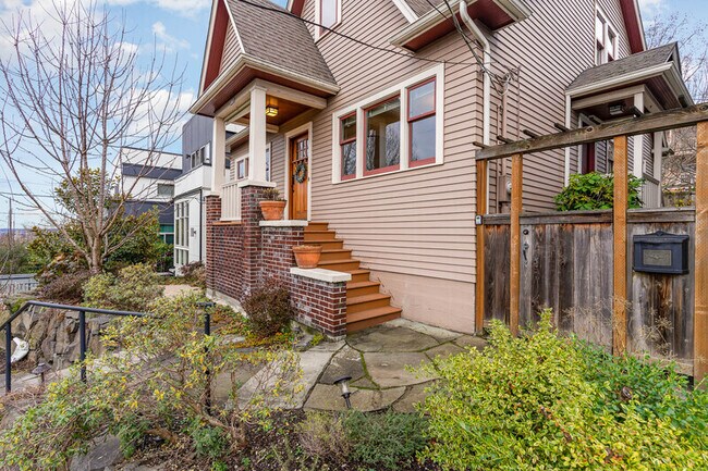 Building Photo - 1410 31st Ave