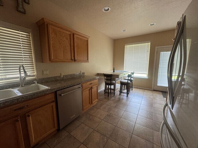 Building Photo - Golf Course View