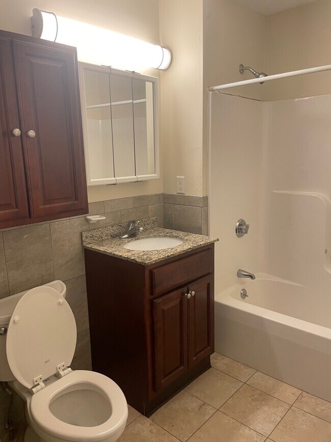 Building Photo - 525 Crown St