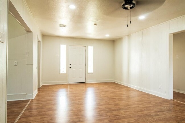 Building Photo - 4918 Leffingwell St
