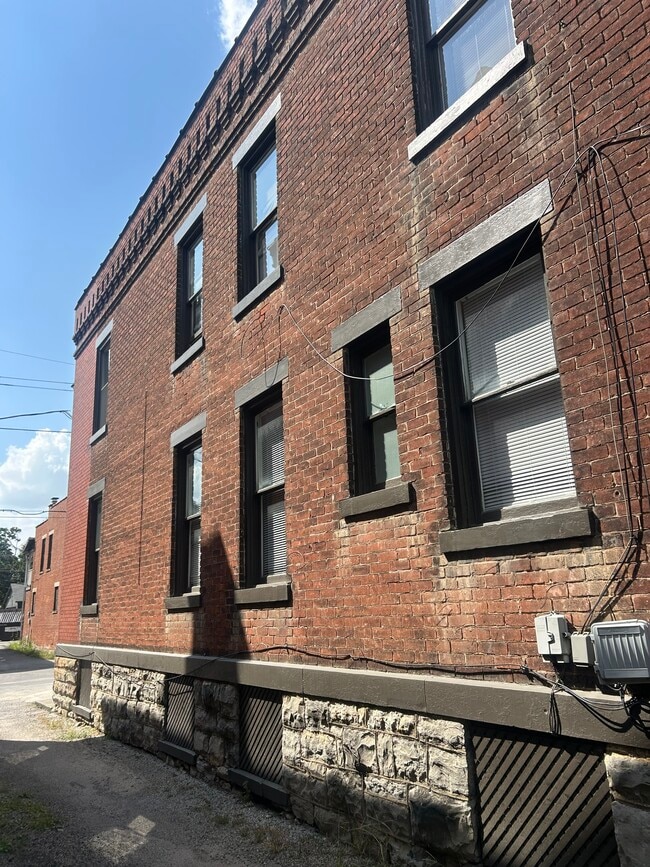 South facade of apartment with windows providing lots of natural light - 1152 Jaeger St