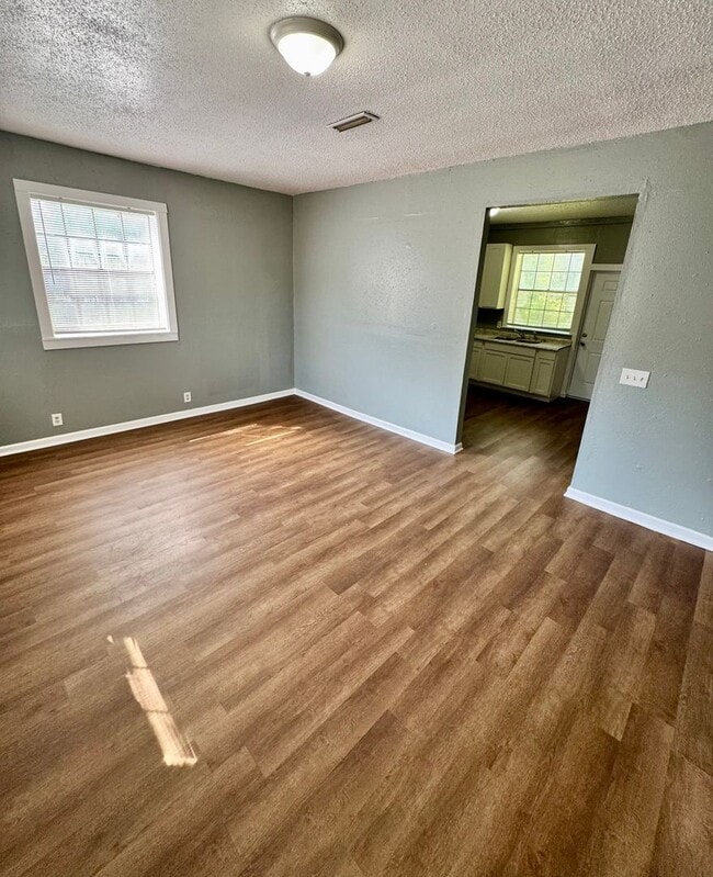 Building Photo - Available NOW -505 Tank hill Unit 2