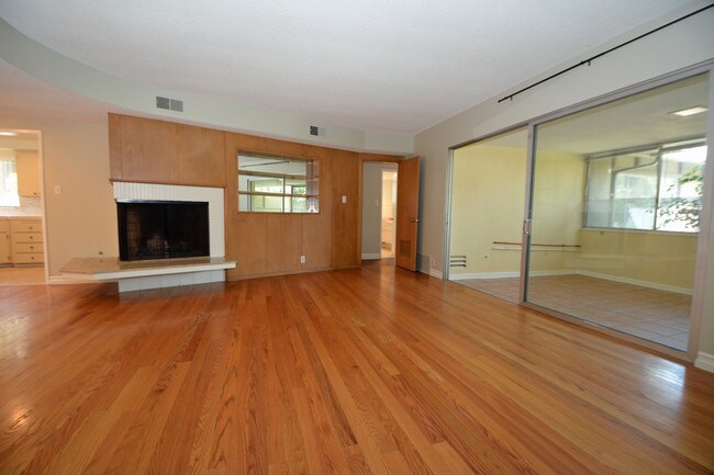 Building Photo - 370 Cliff Dr